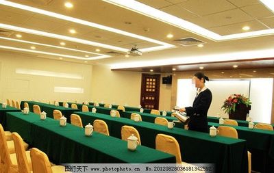 商务会议服务员 专业与礼仪的幕后使者